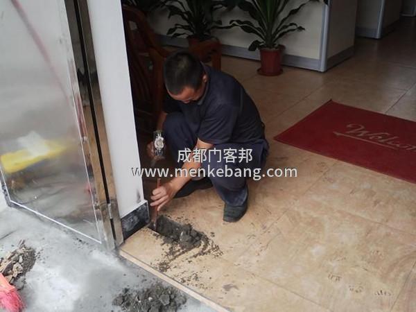 地彈簧玻璃門擦地怎么調,2玻璃門地彈簧上下調節方法
