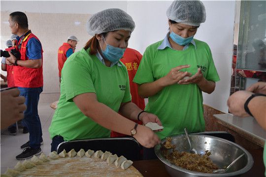 華全動(dòng)力為老人包水餃