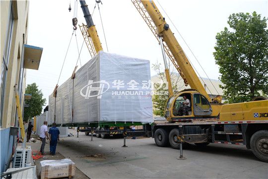 華全“航母”——1200千瓦集裝箱式高壓發(fā)電機組吊裝