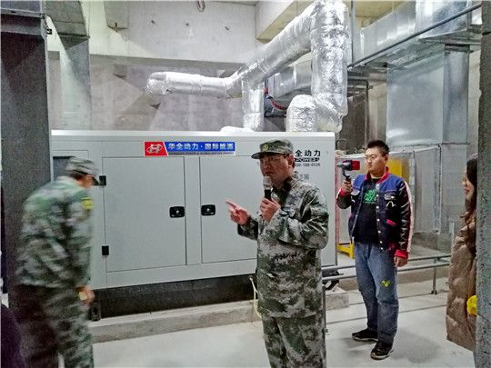 平度市人防辦主任現場講解，華全發(fā)電機組啟動情況