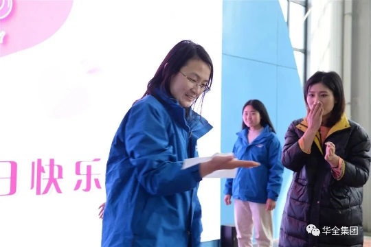 華全集團組織開展三八節(jié)主題活動-快樂傳紙