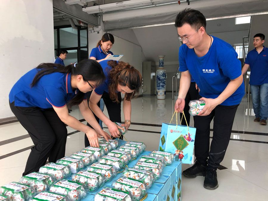 華全集團員工們領(lǐng)取端午節(jié)福利