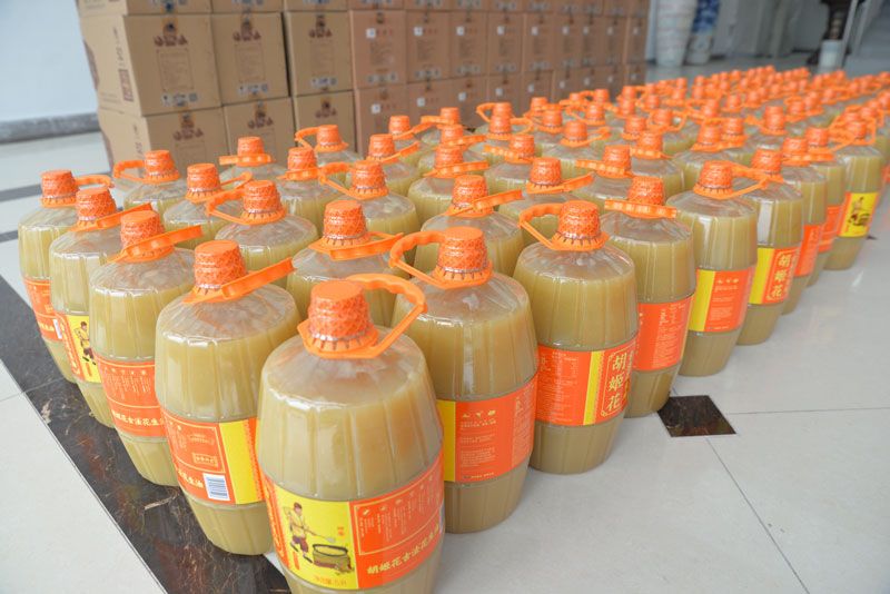 華全集團為員工發(fā)放春節(jié)福利-花生油