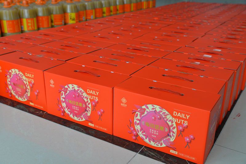 華全集團為員工發(fā)放春節(jié)福利-堅果禮盒