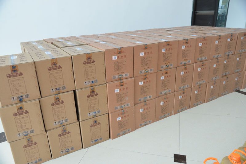 華全集團為員工發(fā)放春節(jié)福利-白酒禮盒