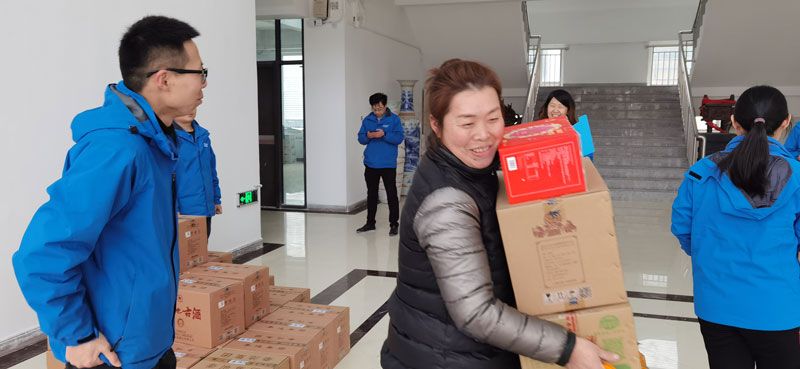 華全集團為員工發(fā)放春節(jié)福利